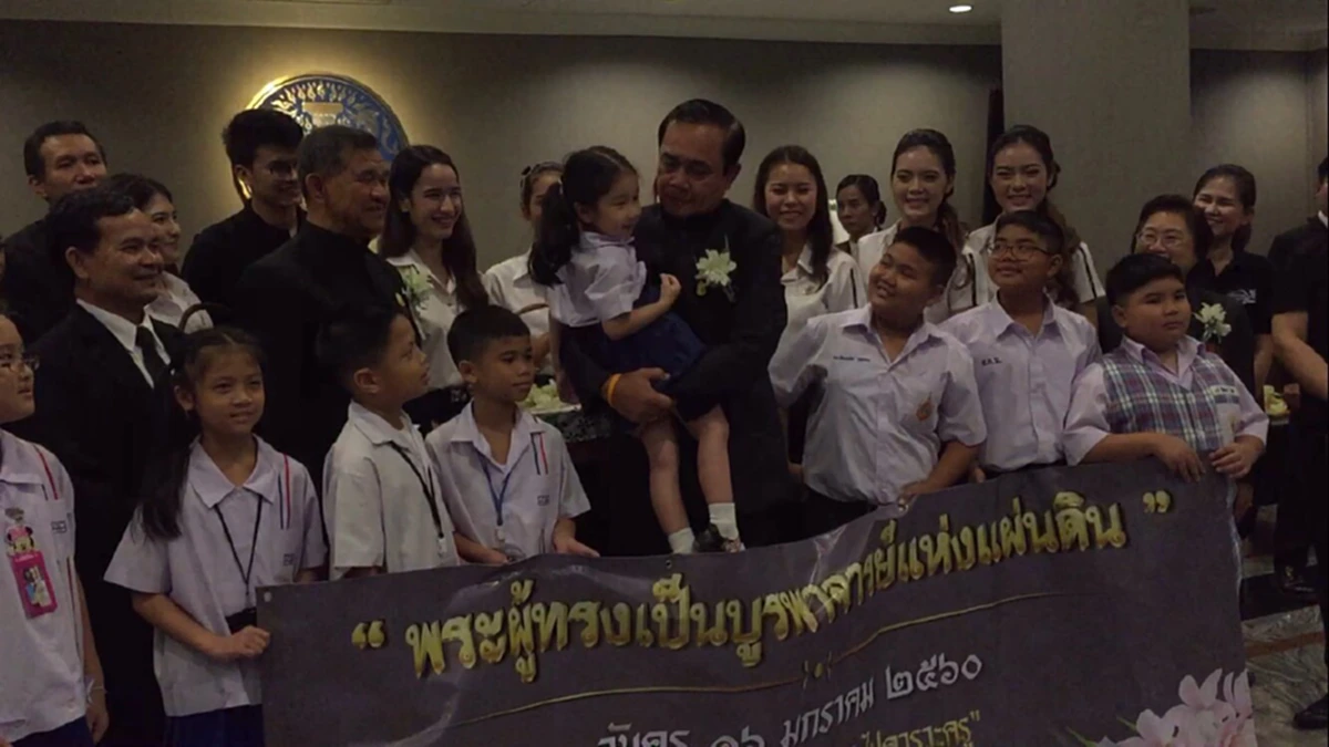 นายกลุงตู่รักเด็ก!! ทั้งอุ้ม ทั้งหอม ก่อนจะถึงวันเด็กแห่งชาติเสาร์นี้