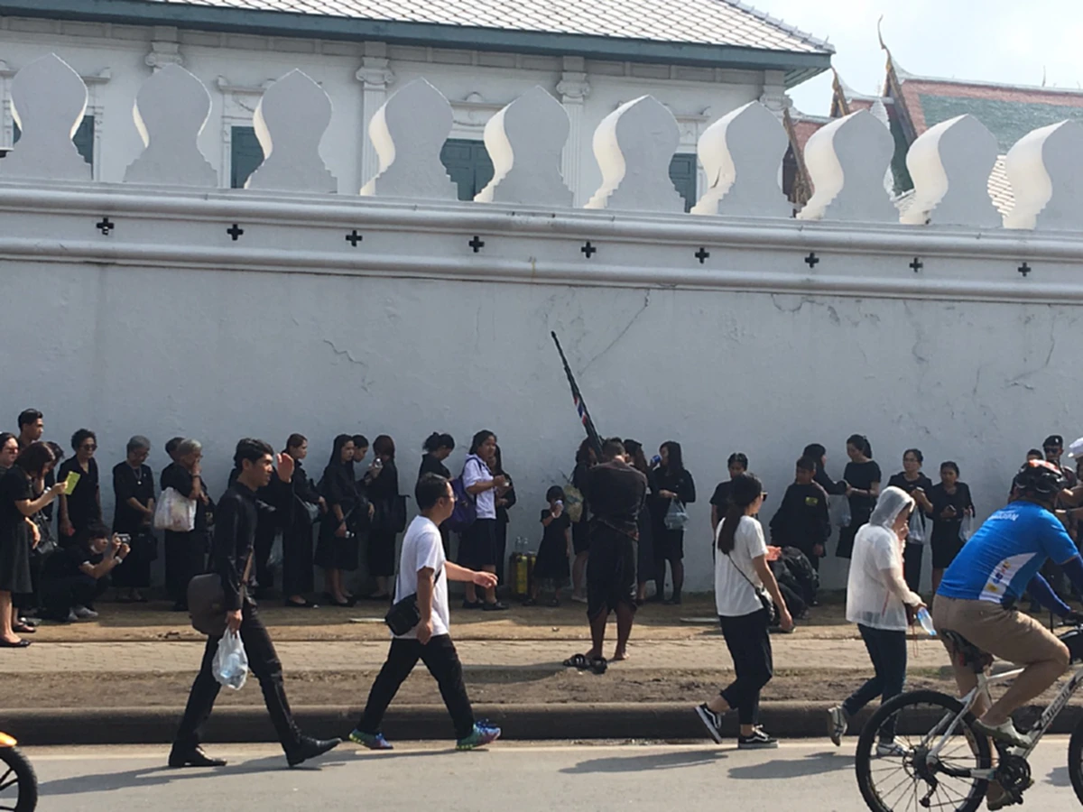 จะขอเดินตามรอยพ่อ...หนุ่ม "หมอแคน" ชาวศรีสระเกษ ยืนเป่าแคน "เพลงสรรเสริญพระบารมี" หน้าพระบรมหาราชวัง ท่ามกลางอากาศร้อนอบอ้าว 