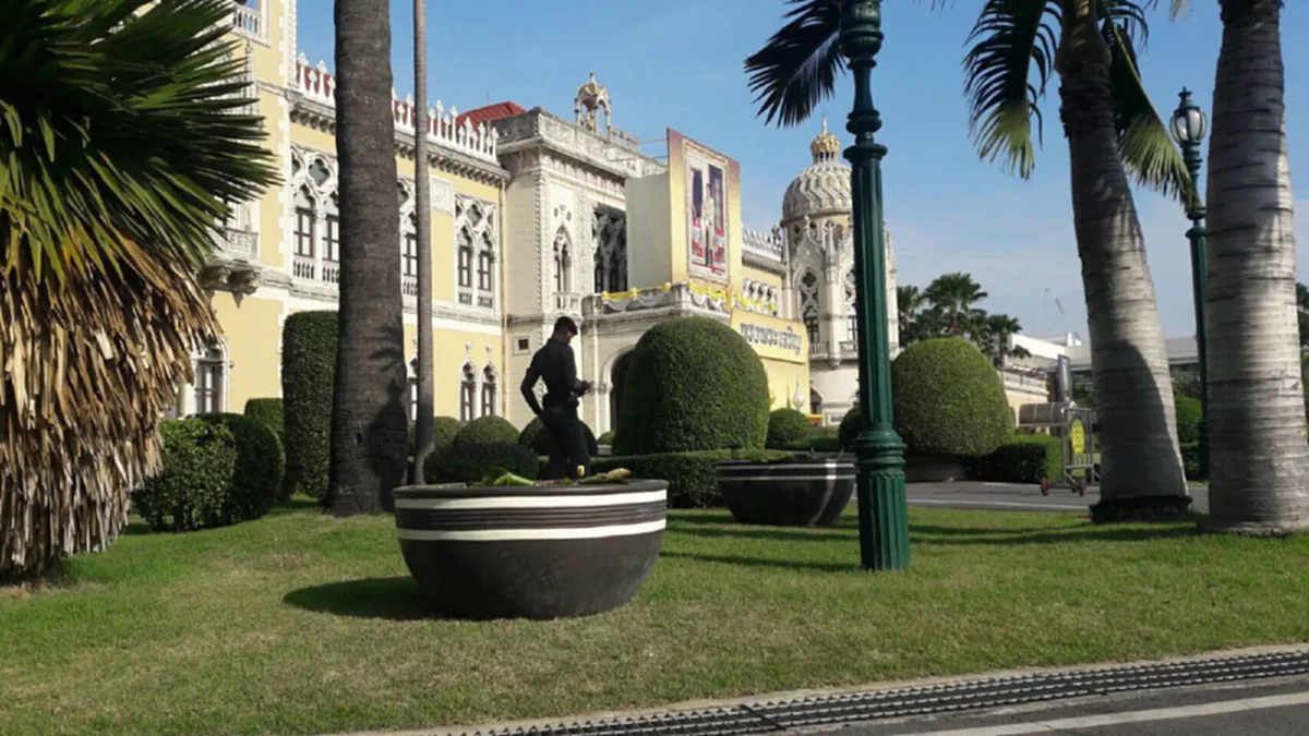 เฮง เฮง เฮง !!! ทำเนียบปรับฮวงจุ้ย 10 จุด ปลูกบัวสีเสริมมงคล สอดรับการสร้างความปรองดอง ให้สวนนงนุชปรับภูมิทัศน์ให้สวยงาม