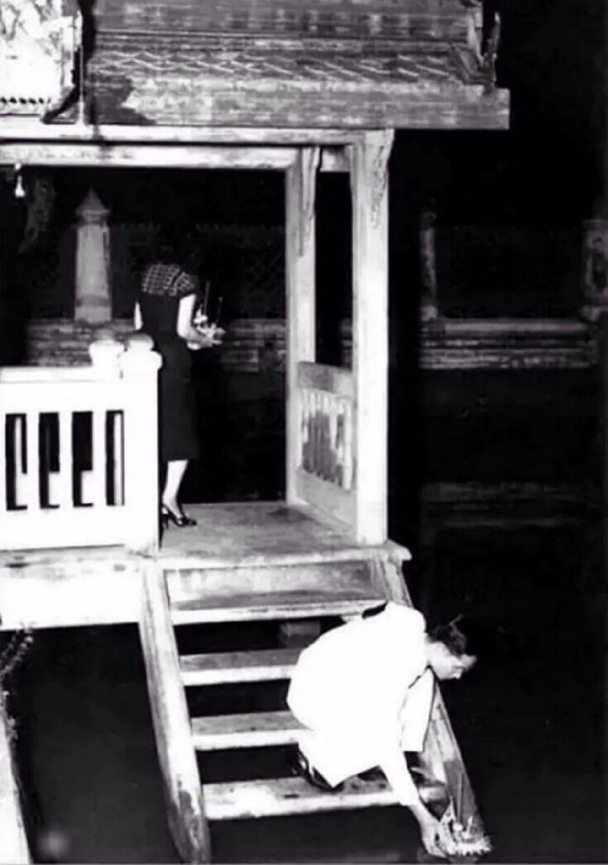 รวมภาพแห่งความทรงจำ... ในหลวง รัชกาลที่ 9 เสด็จลอยพระประทีป พร้อม  สมเด็จพระนางเจ้าฯ พระบรมราชินีนาถ