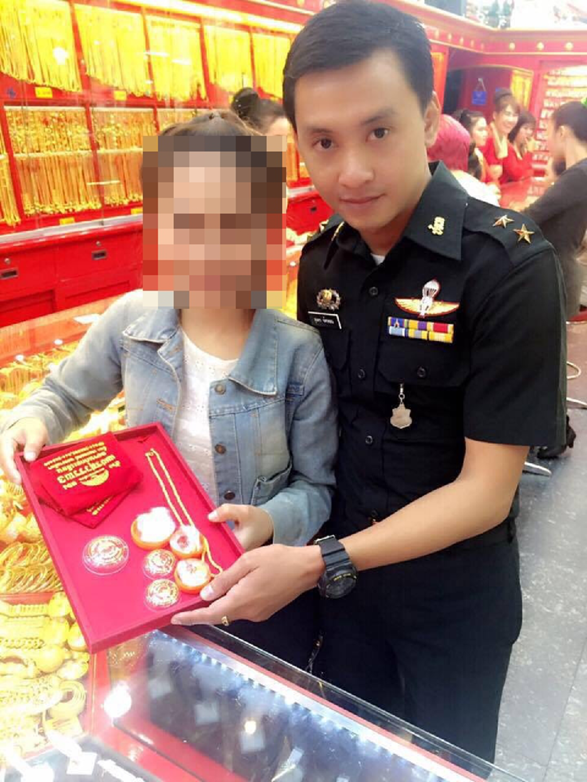 รักคนในเครื่องแบบ..ต้องระวัง!!! รวบคาหนังคาเขาหนุ่มสวมบทร.ท.เก๊ สุดเนียน หลอกสาวทั่วจนความแตกโป๊ะเพราะควงพยาบาลโพสต์อวด FB !?!