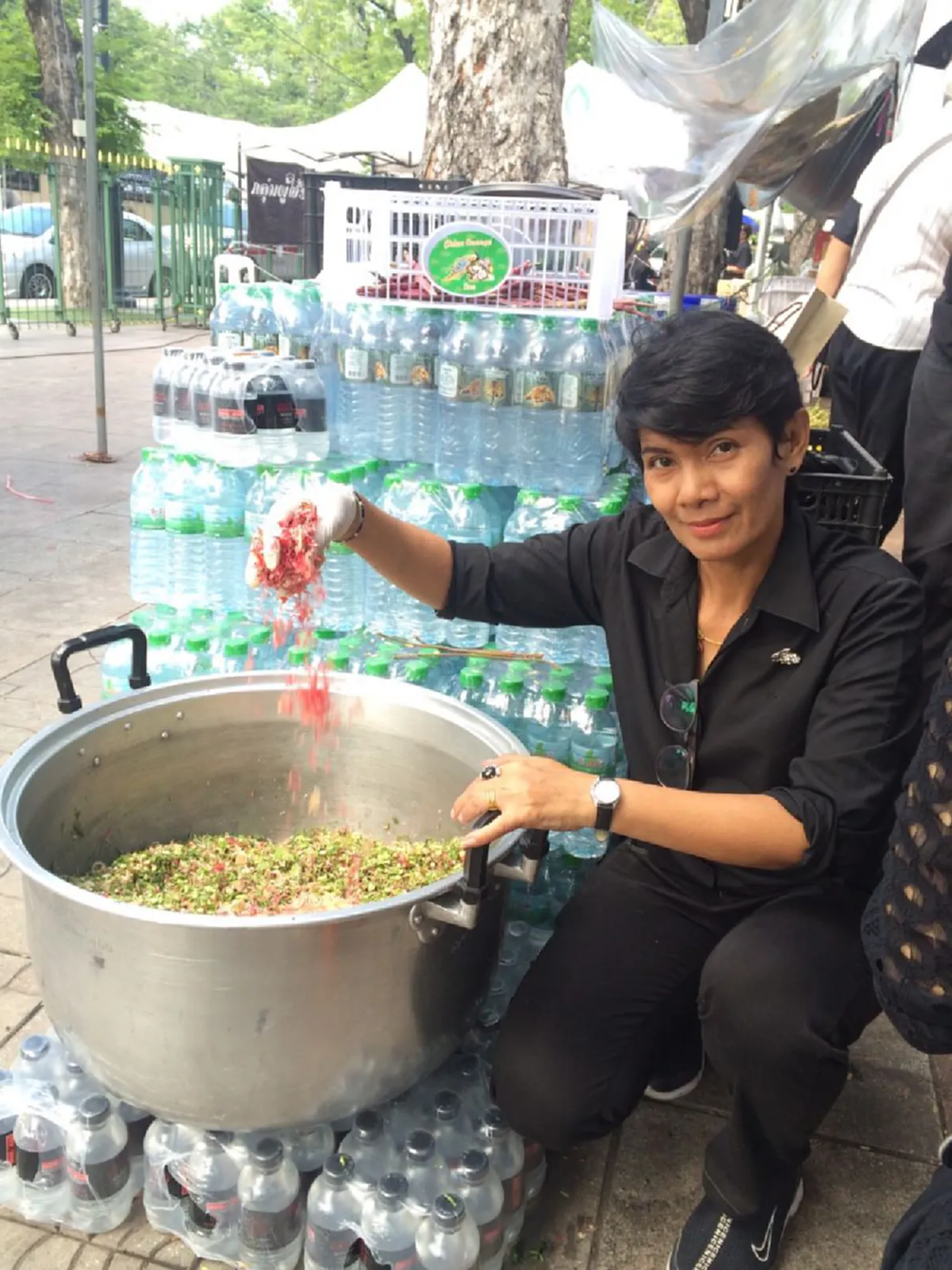 ขอร่วมทำดีถวายพ่อ!!กลุ่มสตรียุโปเมืองยะลา ร่วมทีนิวส์ทำข้าวยำน้ำบูดู แจกประชาชนที่สนามหลวง