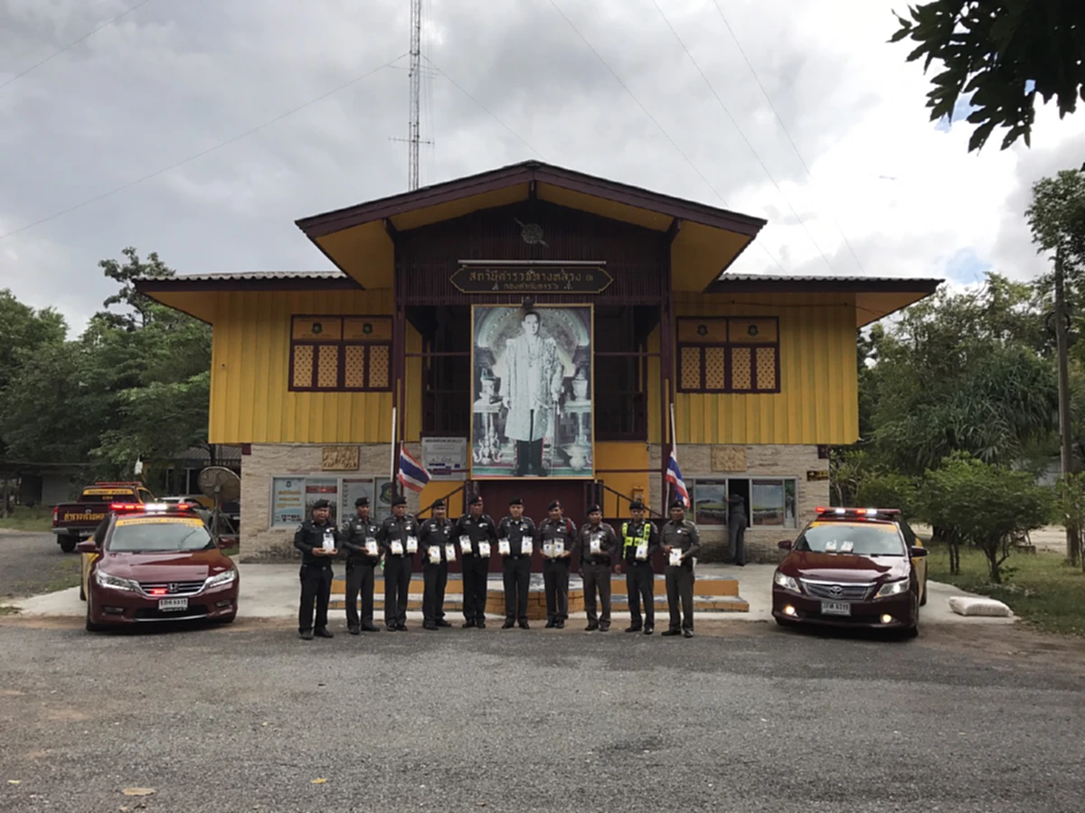 ขอร่วมช่วยชาวนาถวายพ่อ!!  ตร.ทางหลวงเมืองช้าง ซื้อข้าวสารจากชาวนา1.5ตัน ก่อนแพ็คใส่ถุง นำแจกปวงชนที่สนามหลวง 