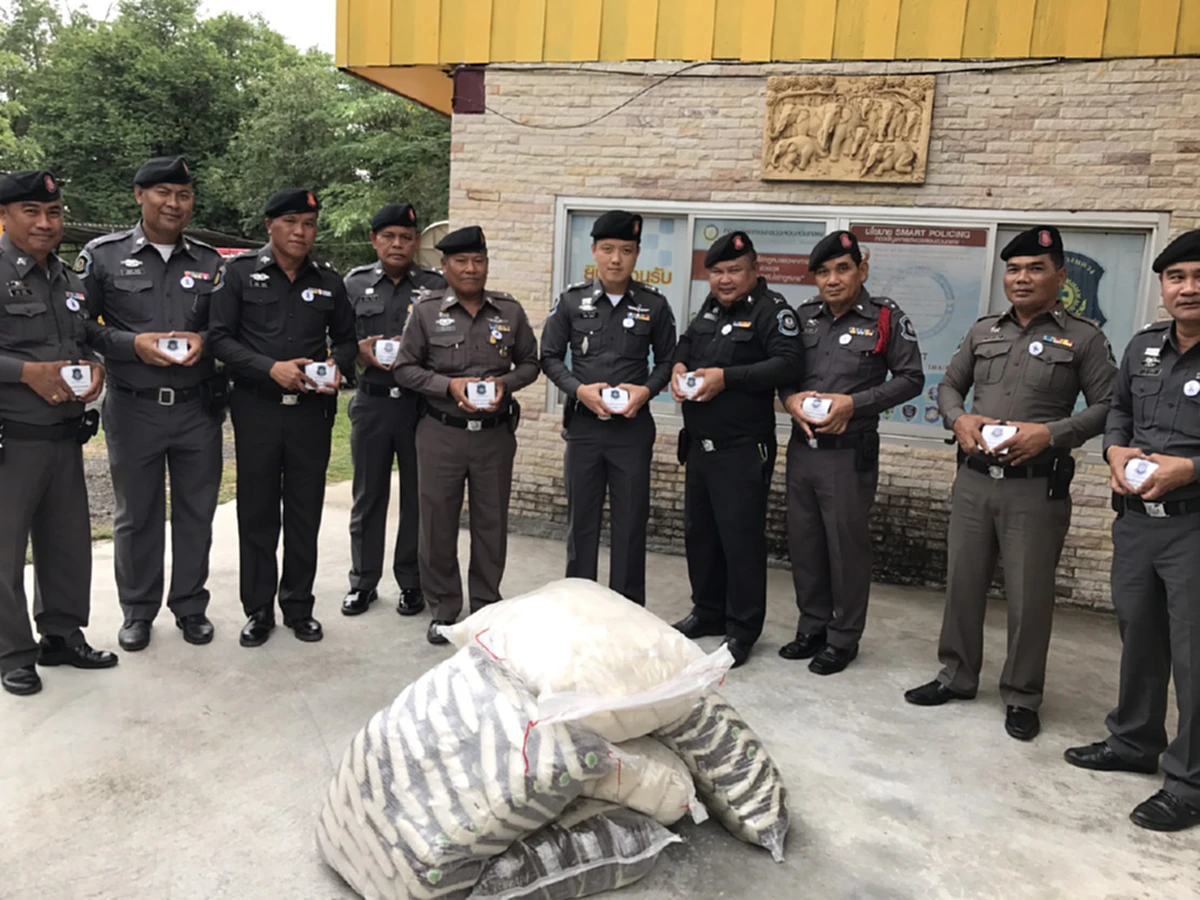 ขอร่วมช่วยชาวนาถวายพ่อ!!  ตร.ทางหลวงเมืองช้าง ซื้อข้าวสารจากชาวนา1.5ตัน ก่อนแพ็คใส่ถุง นำแจกปวงชนที่สนามหลวง 