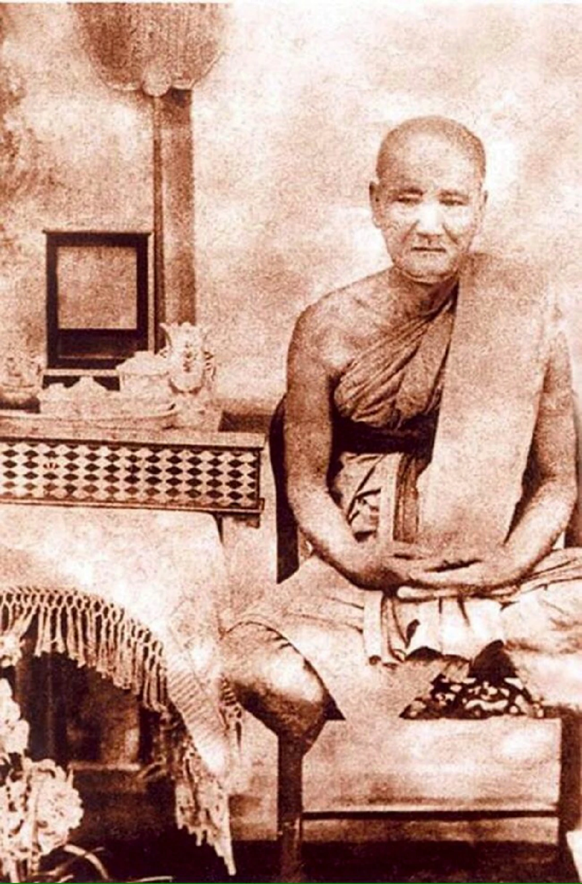 เหลือเชื่อ!! บารมีแรงกล้า"หลวงปูเอี่ยม วัดสะพานสูง" แม้แต่ขี้ธูปหน้ารูปยังศักดิ์สิทธิ์ยิ่ง!! เพียงนำมาทาศีรษะ ขจัดอุปสรรค ทุกข์หนักให้เป็นเบา 