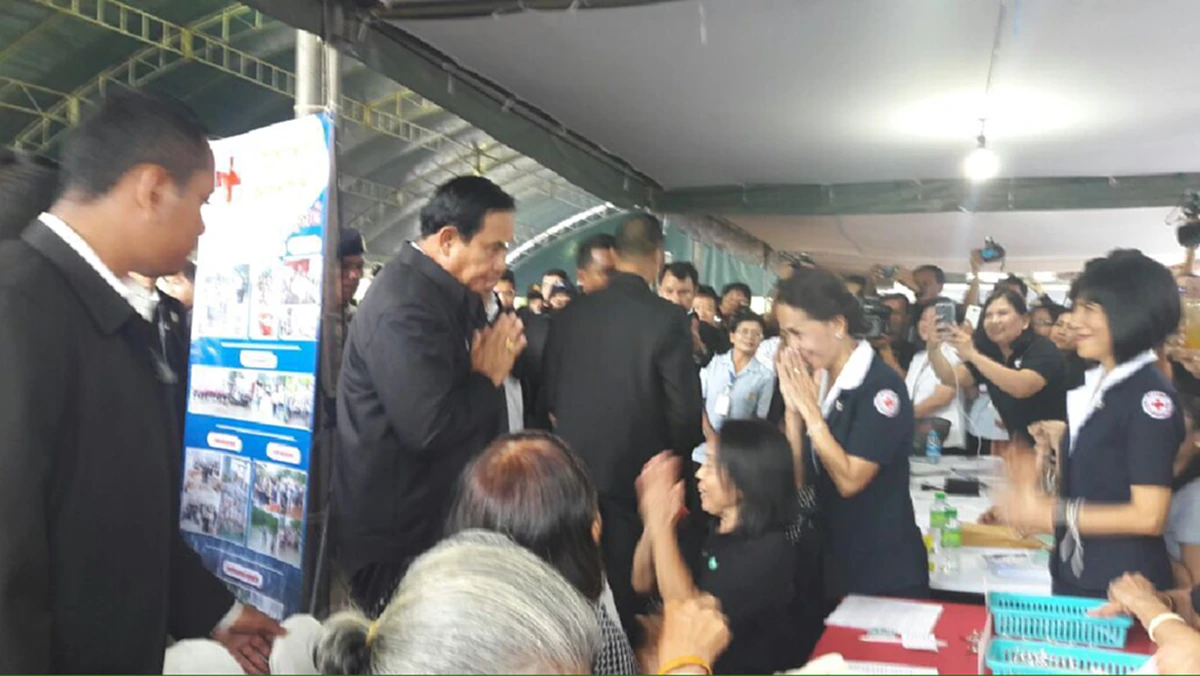 ดังไม่แพ้ดารา!! ชาวใต้กรี๊ดสนั่นเปิดเพลง "สายโลหิต-รักไม่ยอมเปลี่ยนแปลง" รับนายก ขณะ"ลุงตู่"ก็คึกคักหลังมีคนตะโกนบอก "รัก" ให้อยู่ยาวๆได้ไหม