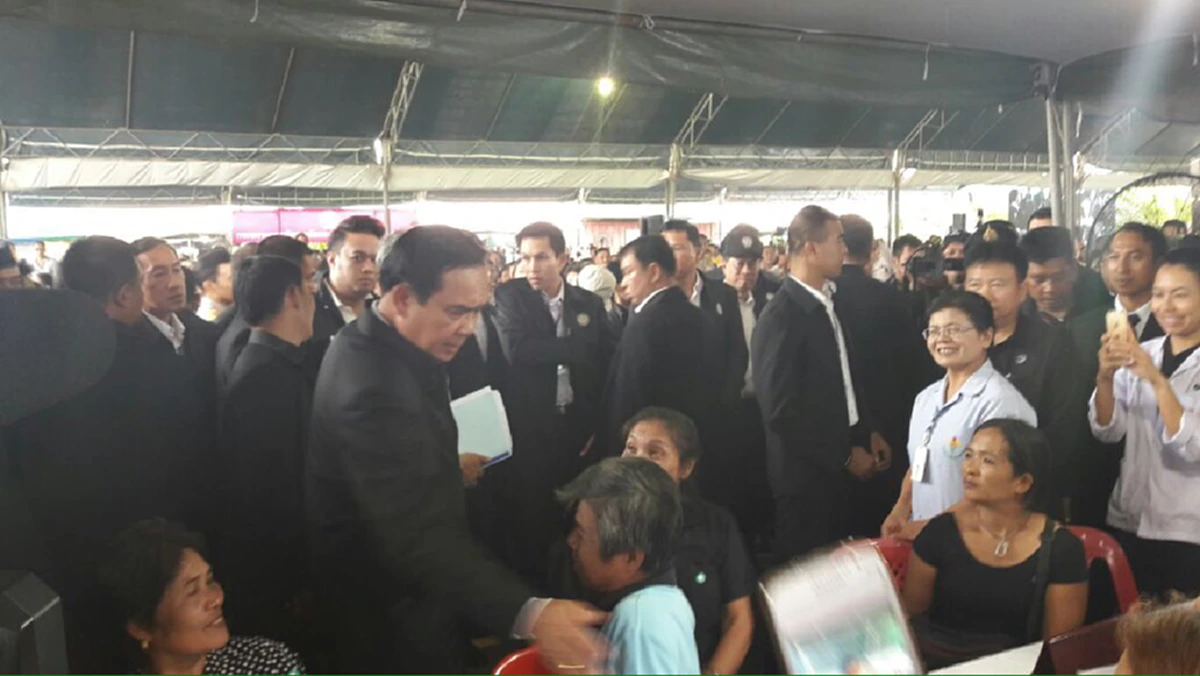ดังไม่แพ้ดารา!! ชาวใต้กรี๊ดสนั่นเปิดเพลง "สายโลหิต-รักไม่ยอมเปลี่ยนแปลง" รับนายก ขณะ"ลุงตู่"ก็คึกคักหลังมีคนตะโกนบอก "รัก" ให้อยู่ยาวๆได้ไหม
