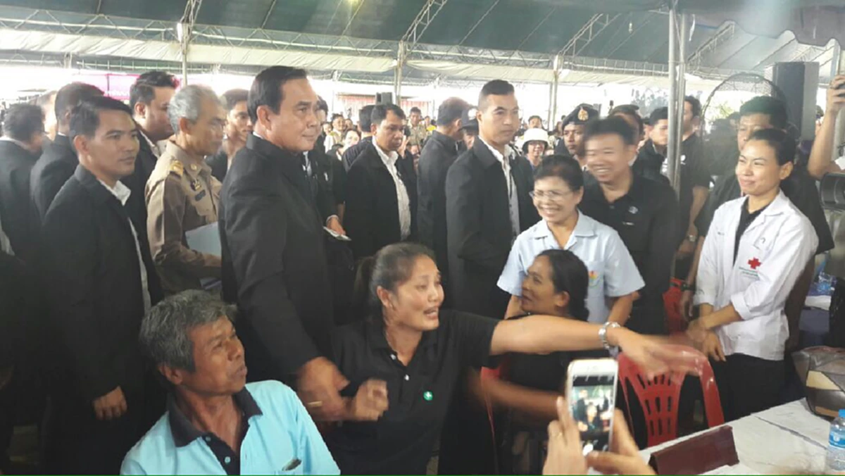 ดังไม่แพ้ดารา!! ชาวใต้กรี๊ดสนั่นเปิดเพลง "สายโลหิต-รักไม่ยอมเปลี่ยนแปลง" รับนายก ขณะ"ลุงตู่"ก็คึกคักหลังมีคนตะโกนบอก "รัก" ให้อยู่ยาวๆได้ไหม