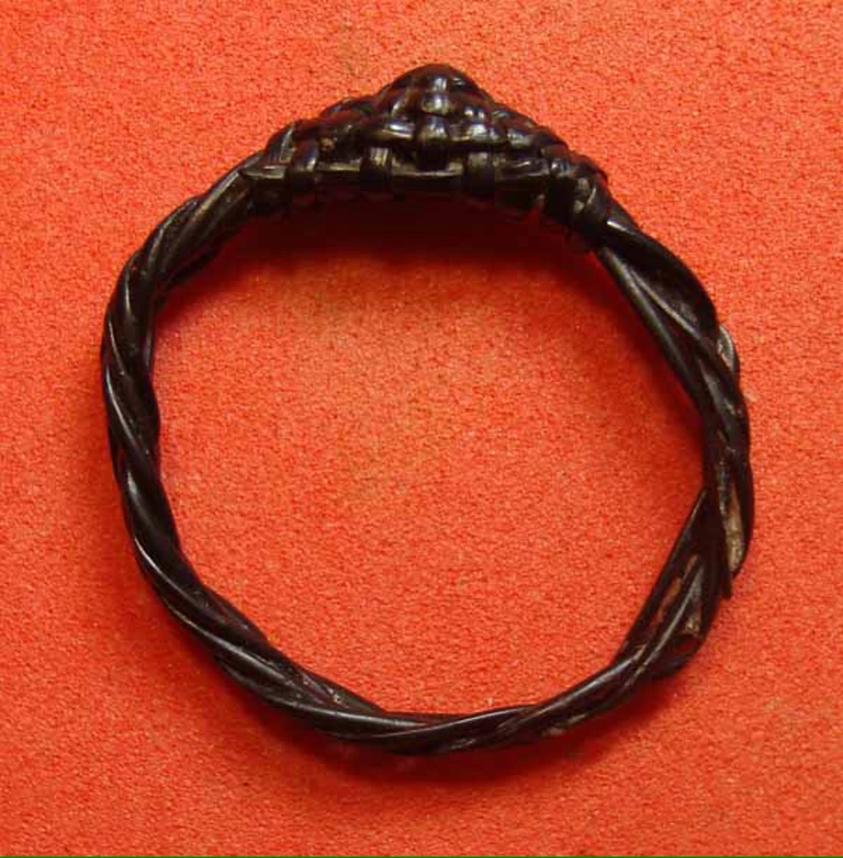 สุดยอดของดี ..ไม่ได้มีแต่ในละคร ! มารู้จัก "แหวนพิรอด" ยอดของขลังทนสิทธิ์ ที่สยบได้แม้กระทั้ง "เจ้าแม่นาคี" !! 