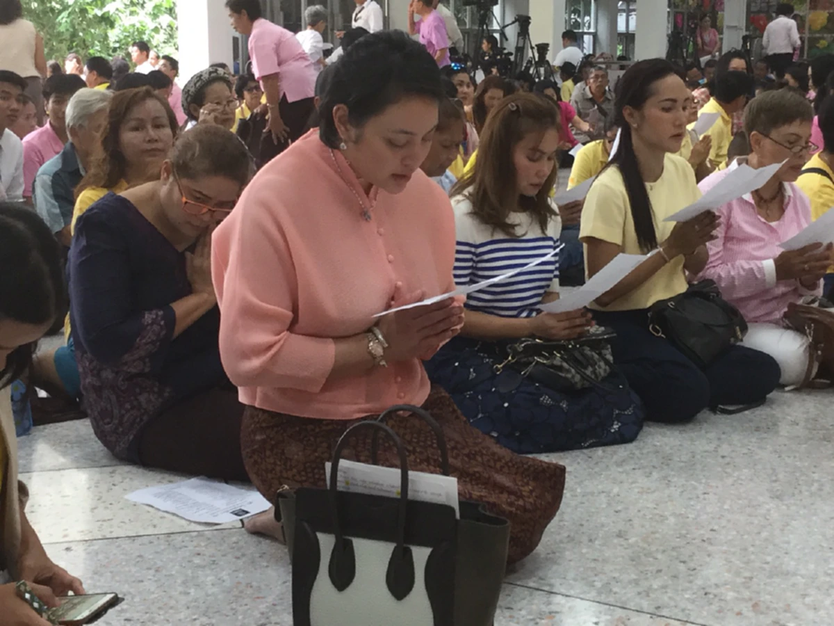 "ตั้ก บงกช คงมาลัย" ร่วมสวดบทโพชฌังคปริตร ให้กับพระบาทสมเด็จพระเจ้าอยู่หัว ทรงหายจากอาการพระประชวร (ชมภาพ)