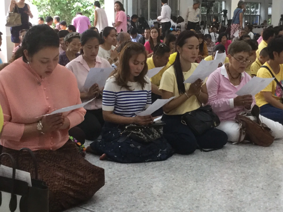 "ตั้ก บงกช คงมาลัย" ร่วมสวดบทโพชฌังคปริตร ให้กับพระบาทสมเด็จพระเจ้าอยู่หัว ทรงหายจากอาการพระประชวร (ชมภาพ)