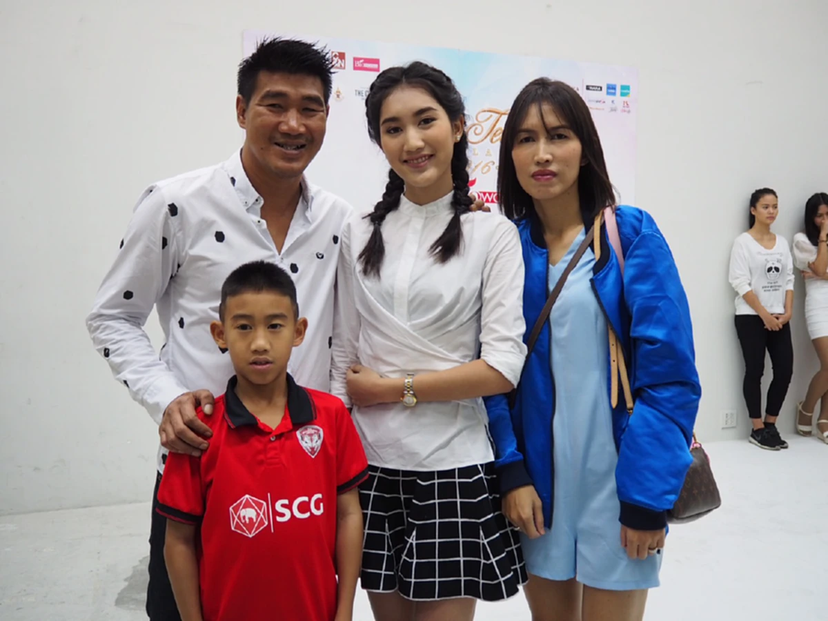 สวยไม่ได้โม้ !!! "สมรักษ์ คำสิงห์"  ไฟเขียวส่งน้องเบสคนสวย ประกวดมิสทีนไทยแลนด์ 2016 ชมภาพเลยลูกสาวนักมวยมีดีไม่แพ้ใคร!! (ภาพ)