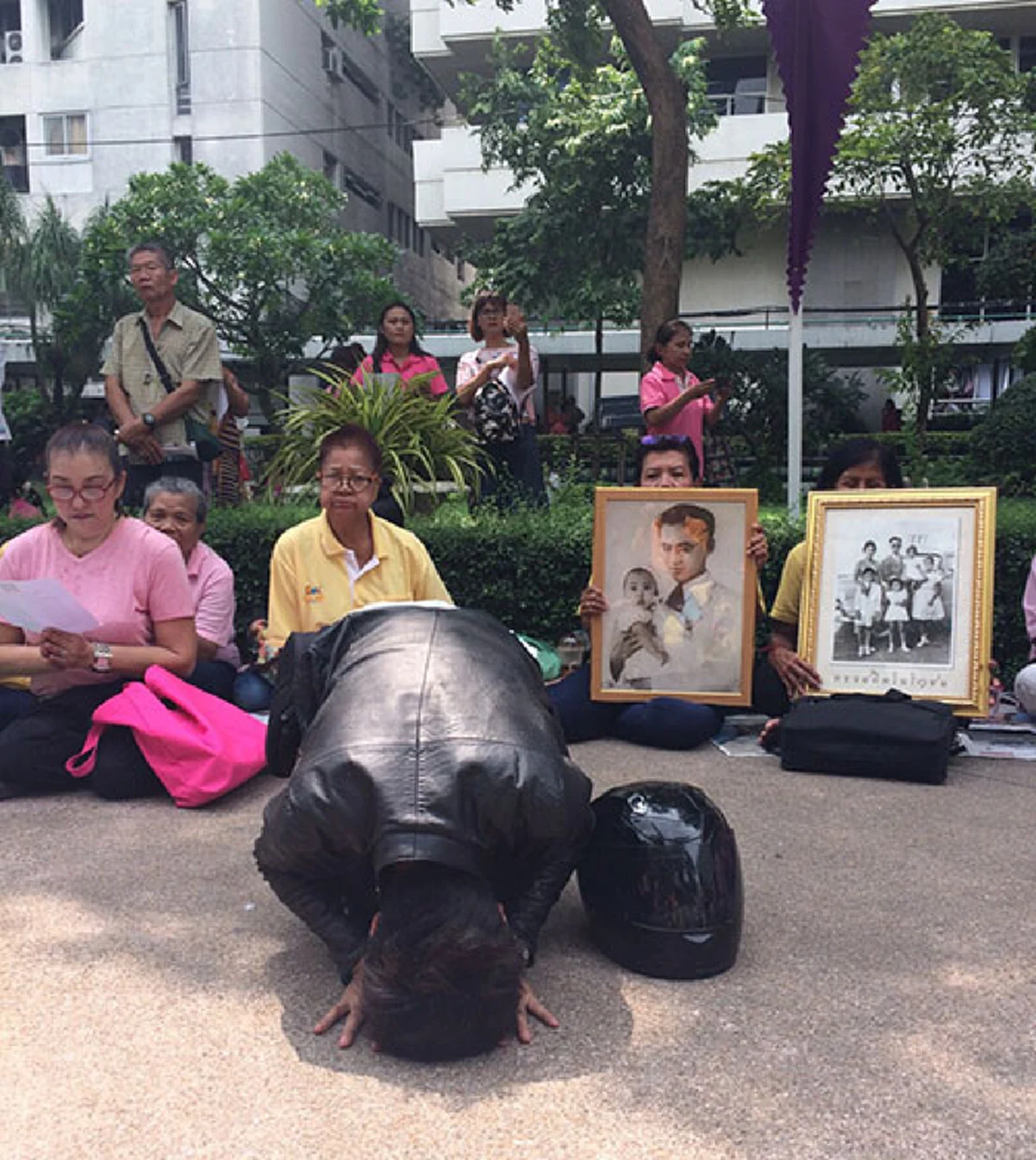 ศรัทธาสูงสุด!!! "ก้อง ห้วยไร่" ก้มกราบรพ.ศิริราชที่ประทับ องค์พ่อหลวง ร่วมหมู่คนไทยตั้งจิตอธิษฐานขอทรงหายพระประชวร #ขอทรงพระเจริญ (คลิป)