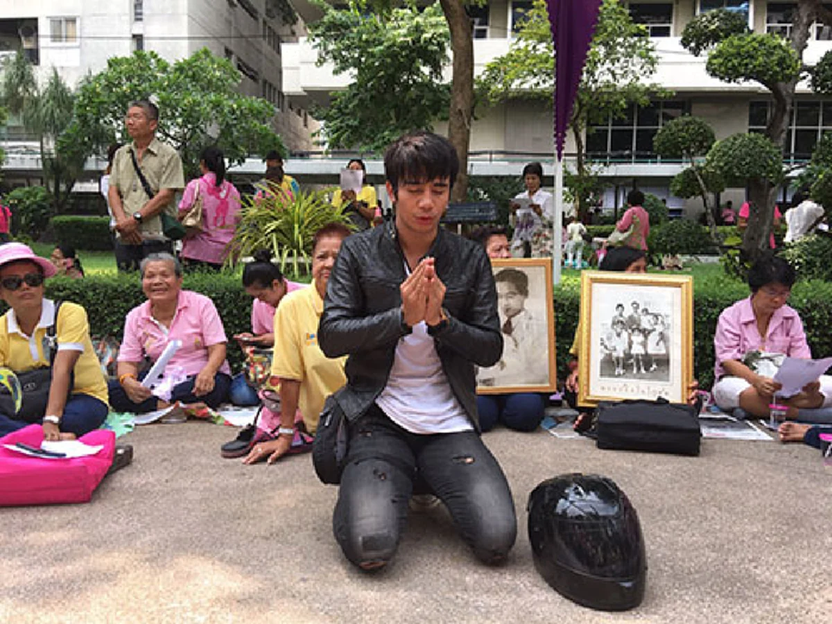 ศรัทธาสูงสุด!!! "ก้อง ห้วยไร่" ก้มกราบรพ.ศิริราชที่ประทับ องค์พ่อหลวง ร่วมหมู่คนไทยตั้งจิตอธิษฐานขอทรงหายพระประชวร #ขอทรงพระเจริญ (คลิป)
