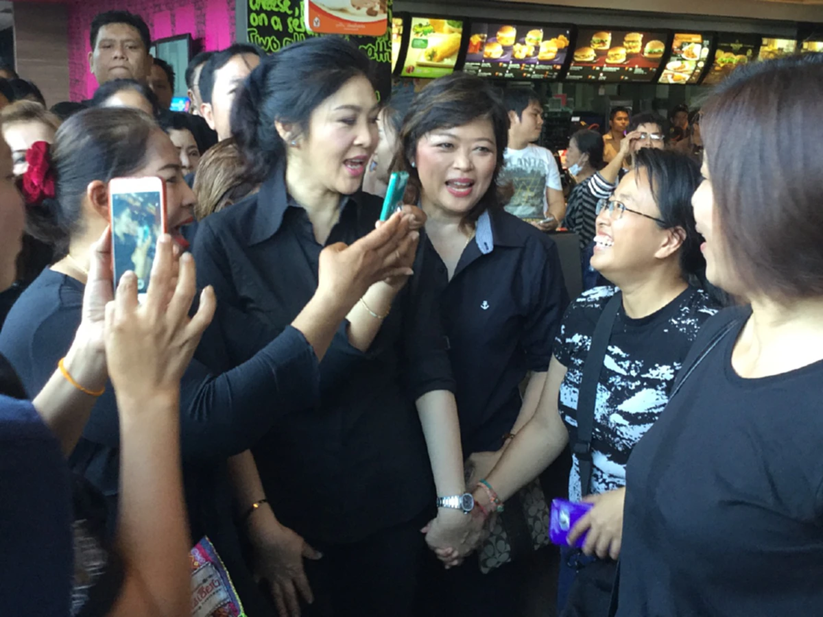 เหลือบตามองบน!!!  ยิ่งลักษณ์ มาแล้ว ยิ่งกว่าซุปตาร์ คนมุงขอถ่ายรูปเพียบ ... โซเชียลถาม ขออนุญาติในการชุมนุมรึยัง  