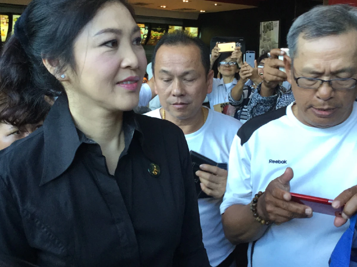 เหลือบตามองบน!!!  ยิ่งลักษณ์ มาแล้ว ยิ่งกว่าซุปตาร์ คนมุงขอถ่ายรูปเพียบ ... โซเชียลถาม ขออนุญาติในการชุมนุมรึยัง  