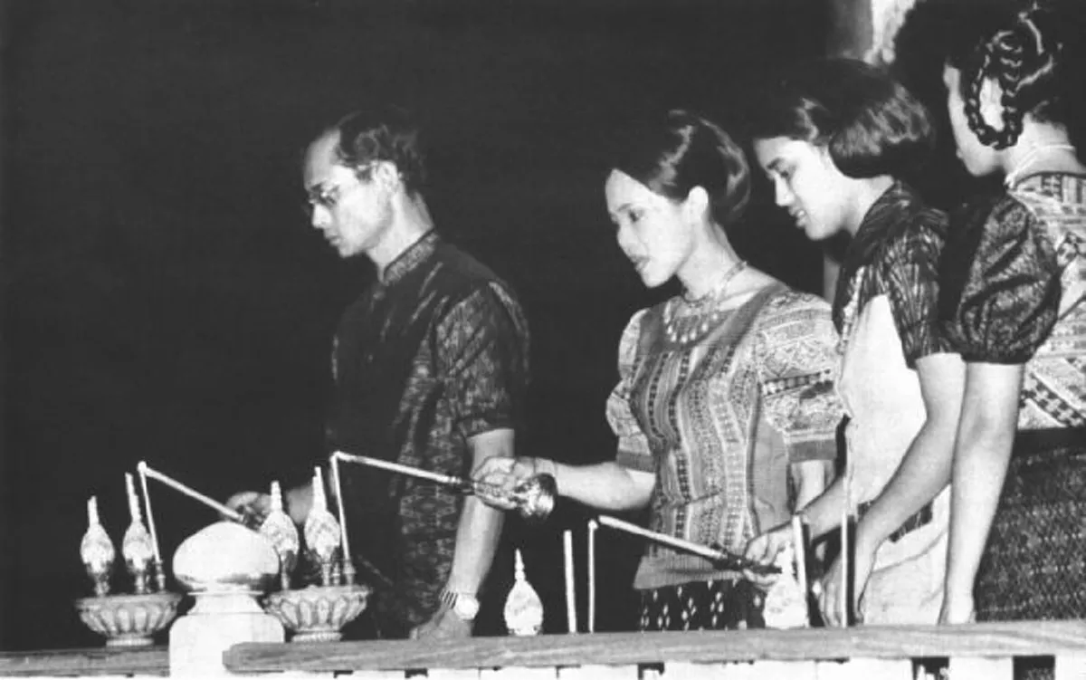 รวมภาพแห่งความทรงจำ... ในหลวง รัชกาลที่ 9 เสด็จลอยพระประทีป พร้อม  สมเด็จพระนางเจ้าฯ พระบรมราชินีนาถ