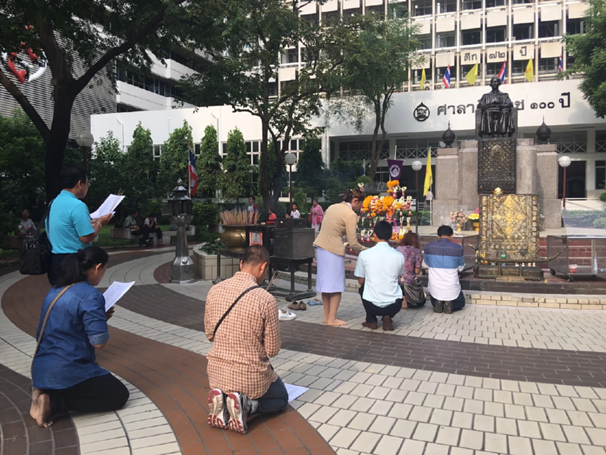 ขอเป็นเพียงหนึ่งกำลังใจเล็กๆ...ให้พระองค์ท่าน พสกนิกรรวมใจปักหลักอธิษฐานสวดมนต์ขอพร ให้ "ในหลวง" ทรงหายจากพระอาการประชวร (ชมคลิป)