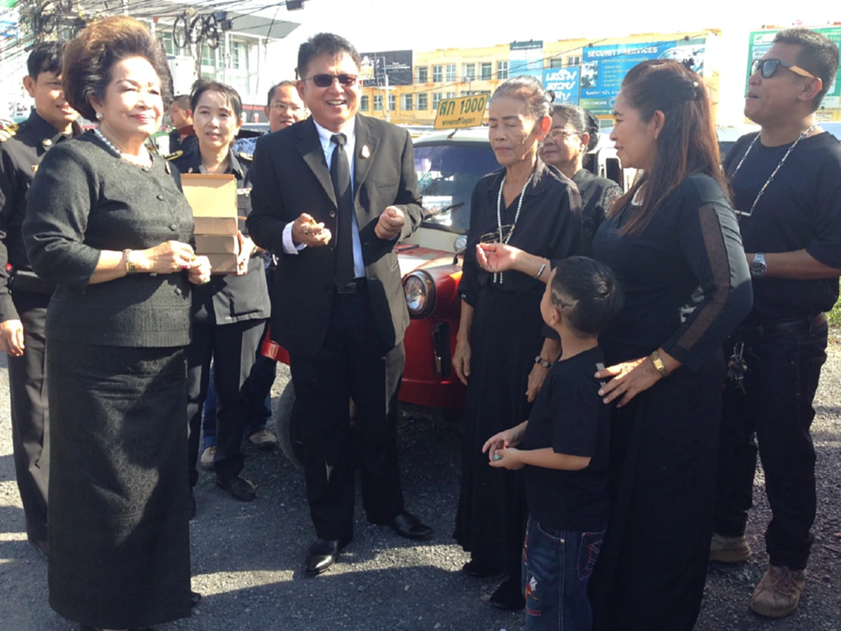 ฟรี เพื่อประชาชน!! รองผู้ว่าเมืองกรุงเก่า จัดรถรับ-ส่ง ชาวอยุธยา กว่า70คัน เพื่อเดินทางถวายสักการะพระบรมศพในหลวง ร.9