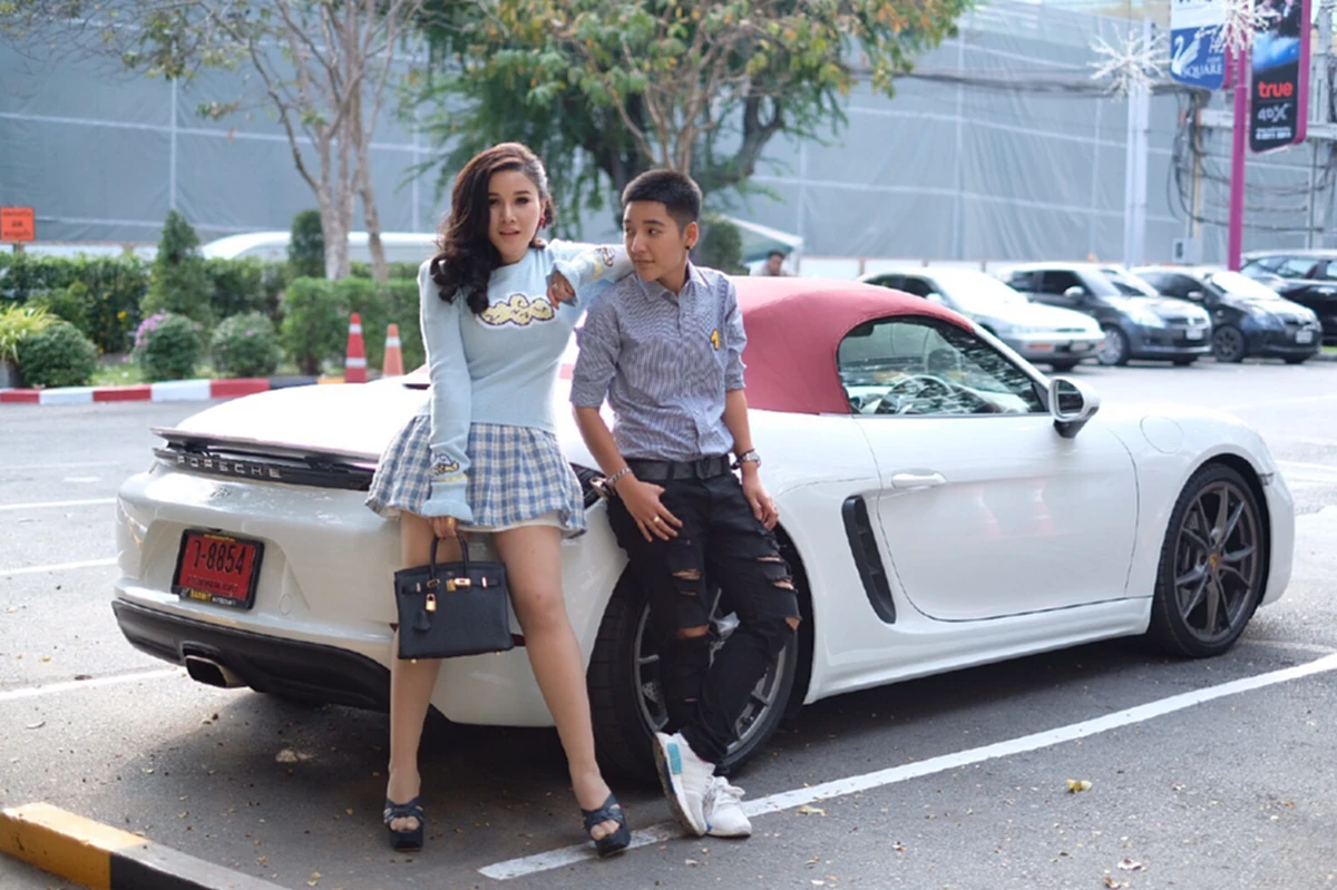 ครอบครัวสั่งขาด!! ห้ามคบทอม "ลูกสาวนักการเมือง" ควงสาวหล่อเข้ากรุงฯ พิสูจน์รักแท้ ผันตัวเองสู่สาวน้อย 100 ล้าน!!