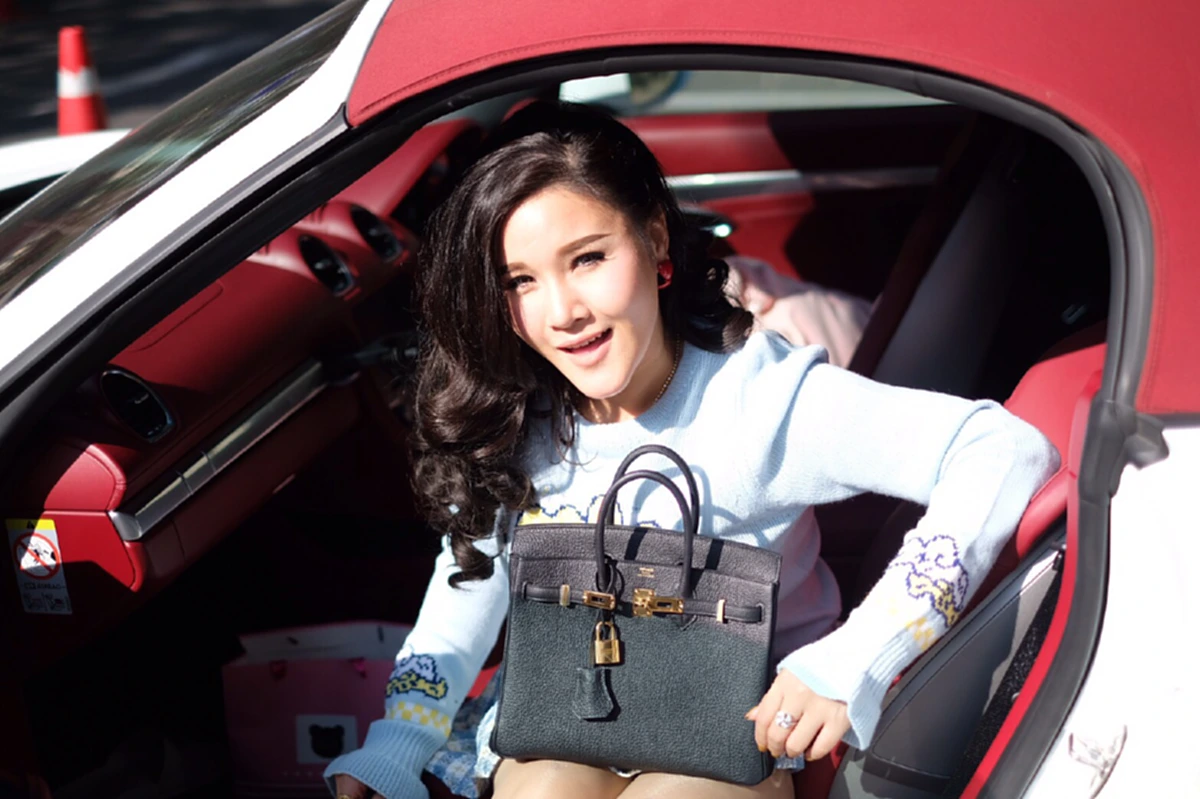 ครอบครัวสั่งขาด!! ห้ามคบทอม "ลูกสาวนักการเมือง" ควงสาวหล่อเข้ากรุงฯ พิสูจน์รักแท้ ผันตัวเองสู่สาวน้อย 100 ล้าน!!