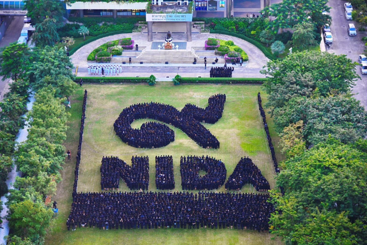 นิด้า (NIDA) พร้อมใจกัน จัดพิธีน้อมเกล้า รำลึกในพระมหากรุณาธิคุณ และจุดเทียนแสดงความอาลัยถวายแด่ในหลวง ร.๙