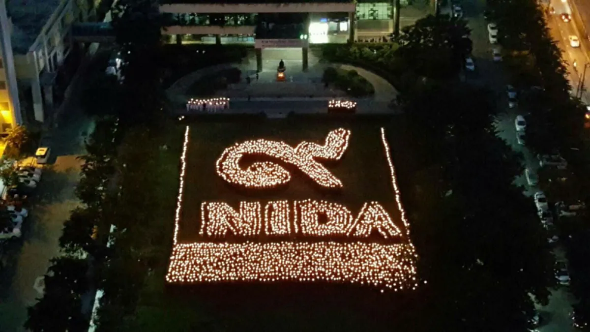 นิด้า (NIDA) พร้อมใจกัน จัดพิธีน้อมเกล้า รำลึกในพระมหากรุณาธิคุณ และจุดเทียนแสดงความอาลัยถวายแด่ในหลวง ร.๙