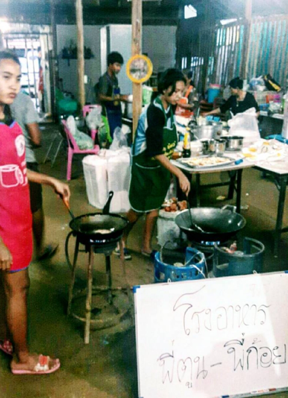 คู่รักสายบุญ "ก้อย - ตูน" ทำข้าวกล่องแจกพี่น้องบางสะพาน แม้เจ้าตัวอยู่ต่างประเทศ แต่ก็ยังนึกถึงพี่น้องที่ยากลำบาก จากสถานการณ์น้ำท่วม !!