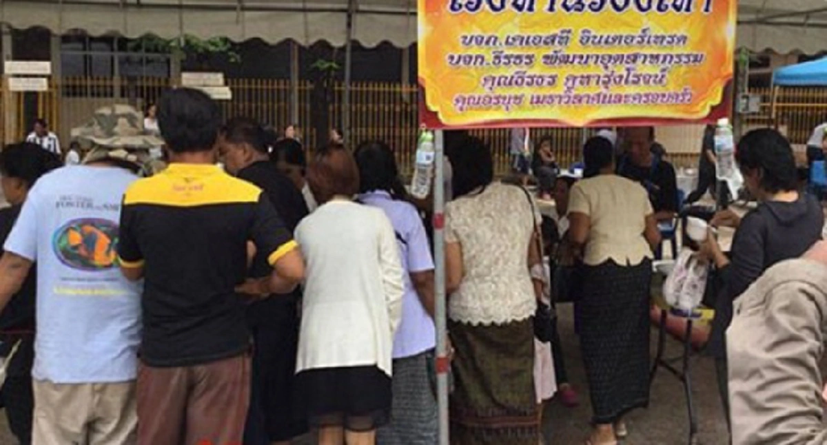 ตะลึงพรึงเพริด!! โรงทานรองเท้า โรงงานหอบร้องเท้าแจกฟรีให้ชาวบ้านกว่า2,000คู่