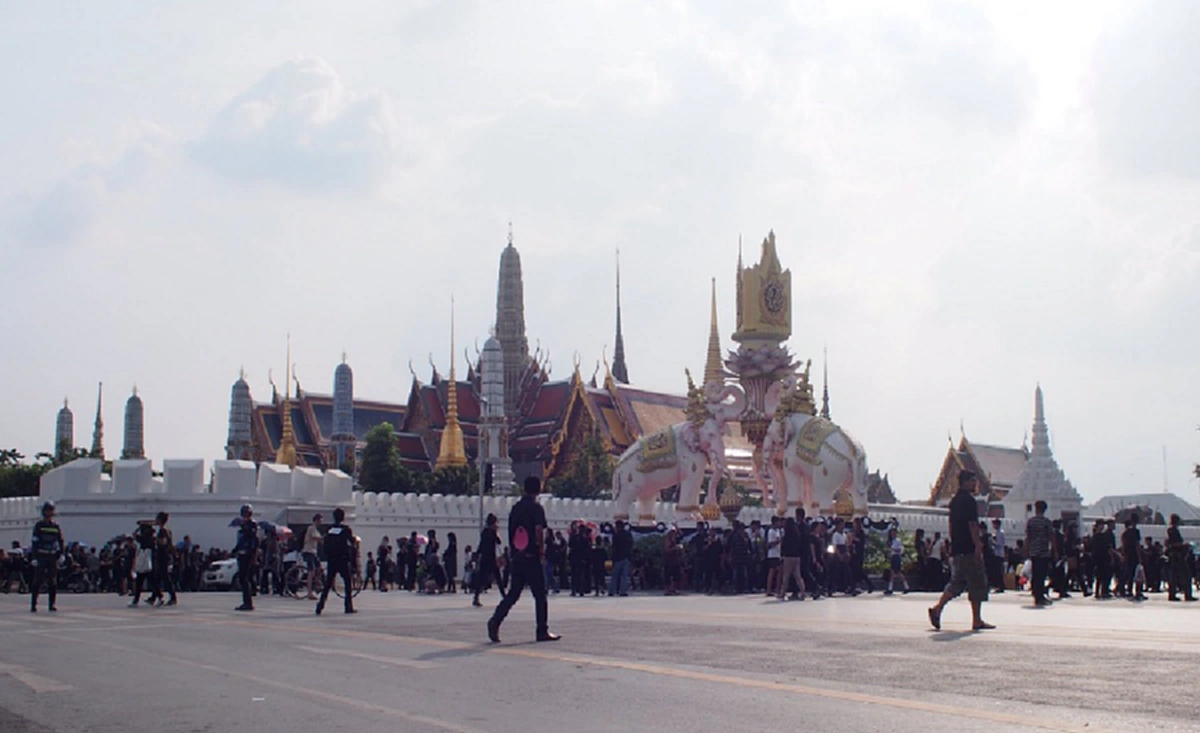 สำนักพระราชวังประกาศเลื่อนการเข้าถวายบังคมพระบรมศพเป็น 29 ต.ค.- กทม.ปรับแผนรองรับปชช.