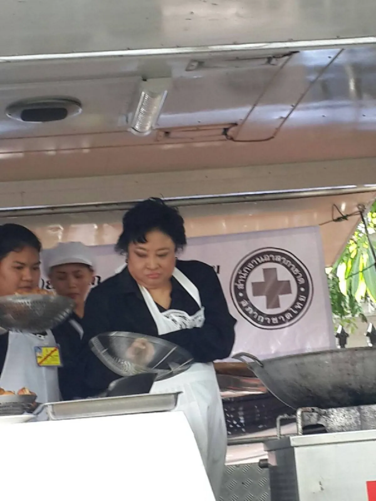 ปลื้มปิติเป็นล้นพ้น!! พระองค์โสมฯ" ทรงทอดไก่ ประทานแก่ประชาชนที่ท้องสนามหลวง(ชมภาพ)
