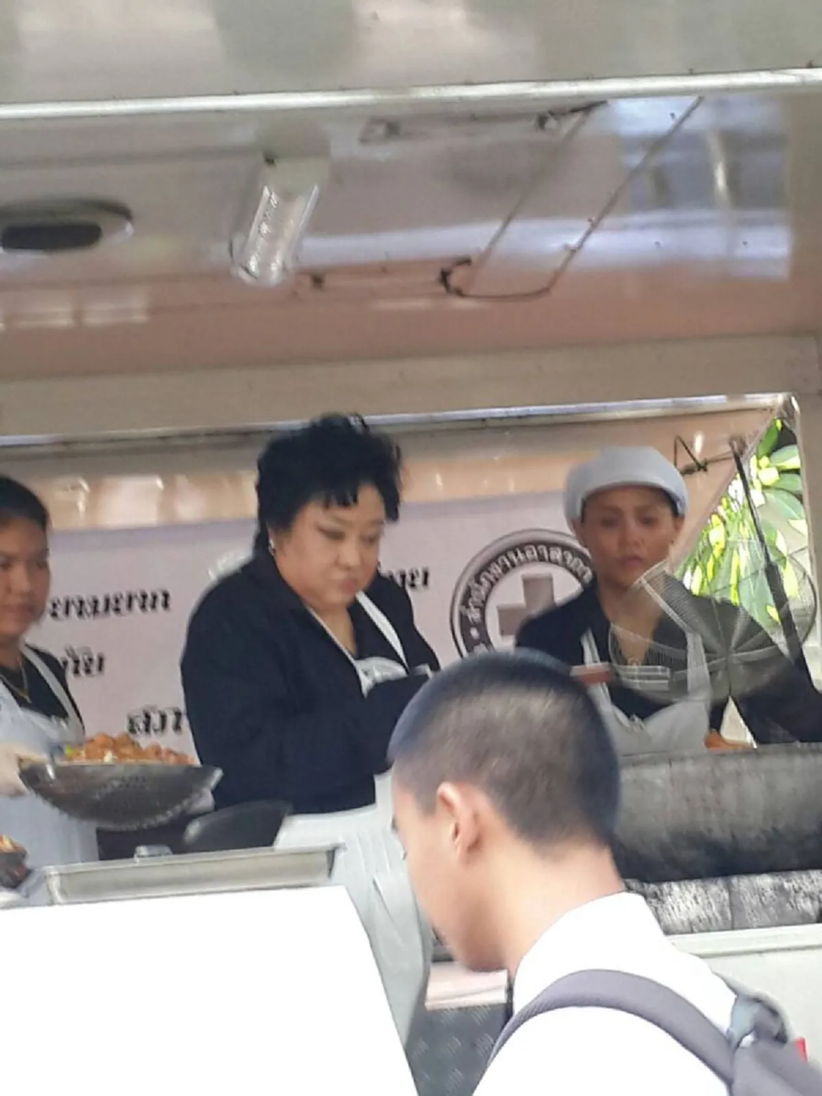 ปลื้มปิติเป็นล้นพ้น!! พระองค์โสมฯ" ทรงทอดไก่ ประทานแก่ประชาชนที่ท้องสนามหลวง(ชมภาพ)