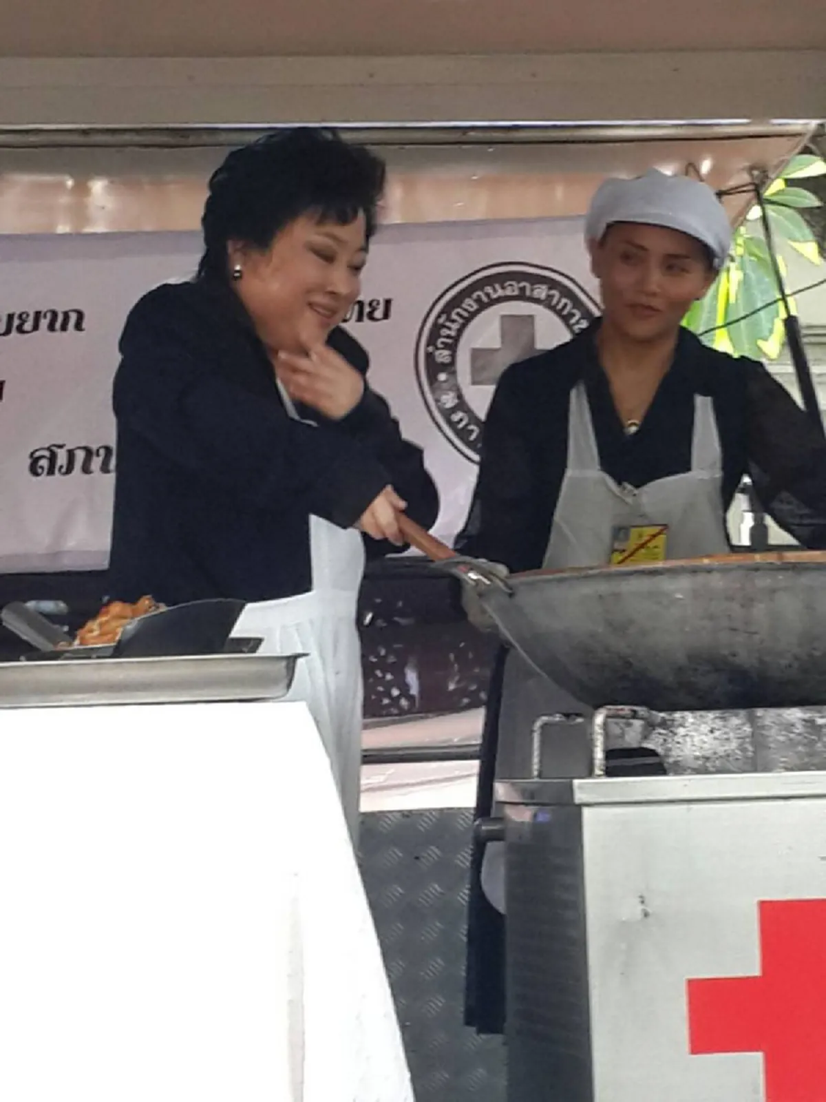 ปลื้มปิติเป็นล้นพ้น!! พระองค์โสมฯ" ทรงทอดไก่ ประทานแก่ประชาชนที่ท้องสนามหลวง(ชมภาพ)