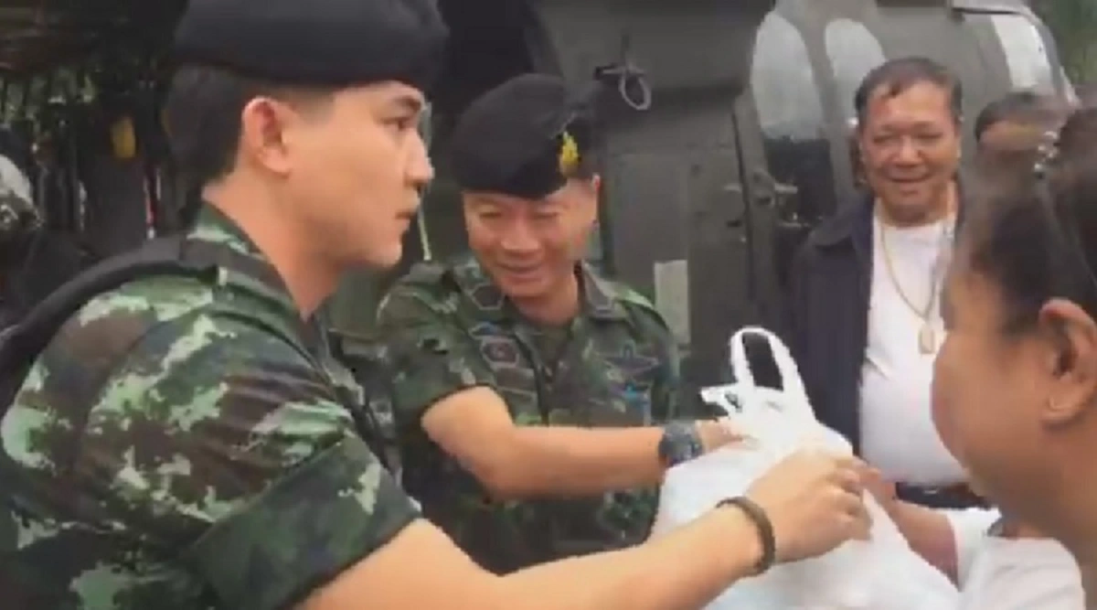 สัญญาลูกผู้ชาย!! แม่ทัพภาค4 ขึ้นฮ.นำหาอาหารแจกจ่ายปชช.ถึงบ้านกลางน้ำ ลั่นเราจะฝ่าไปด้วยกัน ทหารจะเคียงข้างช่วยเหลือปชช. (ชมภาพ) 