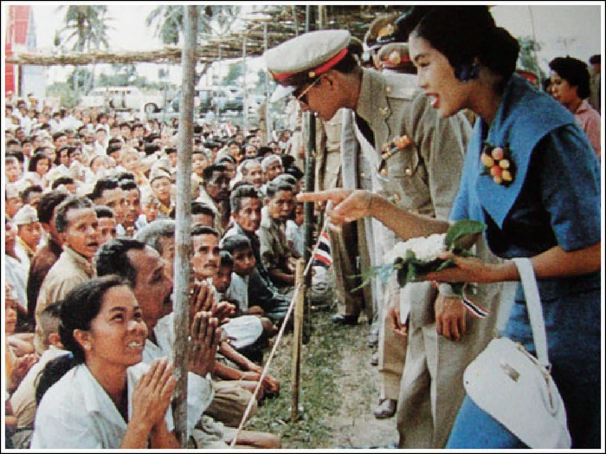 "ในหลวง ร.9" รับสั่งว่า แค่รอยขีดข่วนก็จะไปดู ท่านไม่ยอม.. "พระราชินี" เล่าครั้งเสด็จฯเยี่ยมประชาชนชายแดนใต้แล้วเกิดเหตุระเบิด!! 
