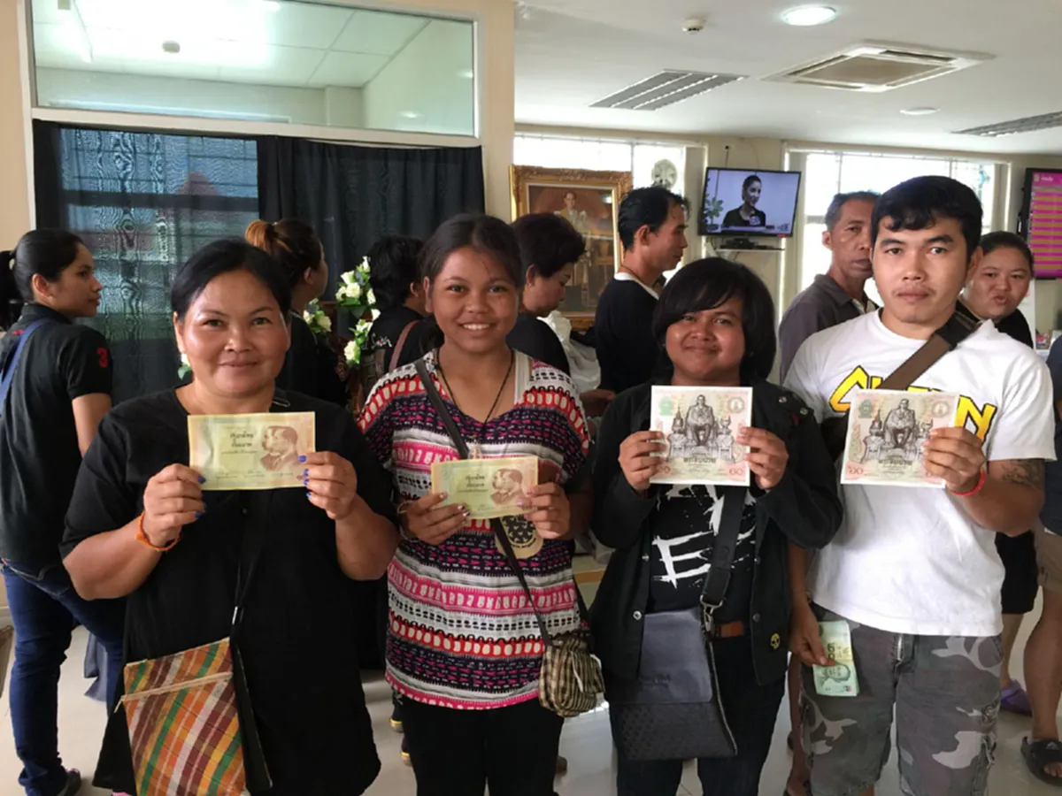 ประมวลภาพ!! พสกนิกรไทยทั้งประเทศ แห่แลกธนบัตรที่ระลึก ในหลวงร.9 แน่นทุกธนาคาร