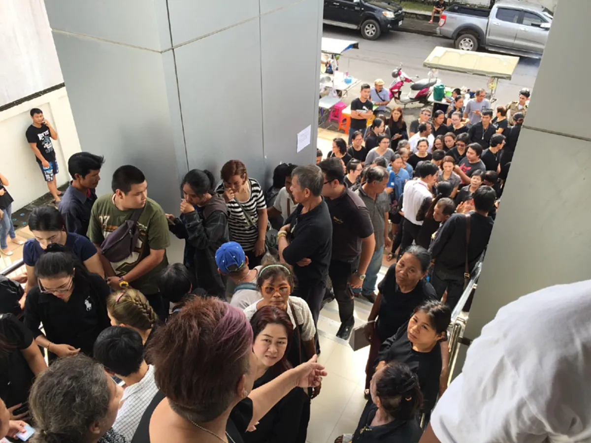 ประมวลภาพ!! พสกนิกรไทยทั้งประเทศ แห่แลกธนบัตรที่ระลึก ในหลวงร.9 แน่นทุกธนาคาร