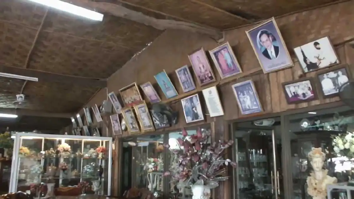 ด้วยหัวใจแห่งความภักดี!!เจ้าของร้านขนมจีนขยุ้ม ครัวคุณน้อยสะสมพระบรมฉายาลักษณ์และพระบรมสาทิศลักษณ์มากที่สุดในจังหวัดตาก!!บางภาพหาดูยาก (มีคลิป)