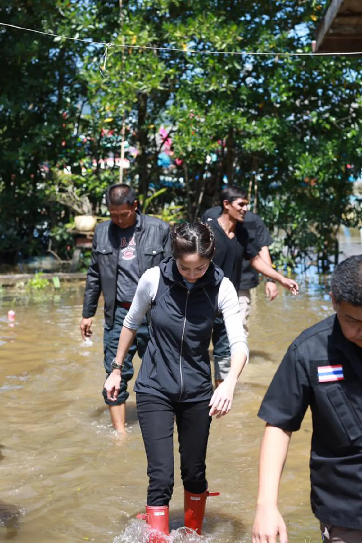 นางฟ้ามาปลอบใจ!! "ตั๊น" จิตภัสร์ ลุยแจกของช่วยน้ำท่วมที่นครฯ ห่วงโรคระบาดหลังน้ำลด(ชมภาพ-คลิป)