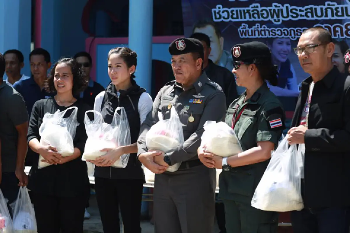 นางฟ้ามาปลอบใจ!! "ตั๊น" จิตภัสร์ ลุยแจกของช่วยน้ำท่วมที่นครฯ ห่วงโรคระบาดหลังน้ำลด(ชมภาพ-คลิป)