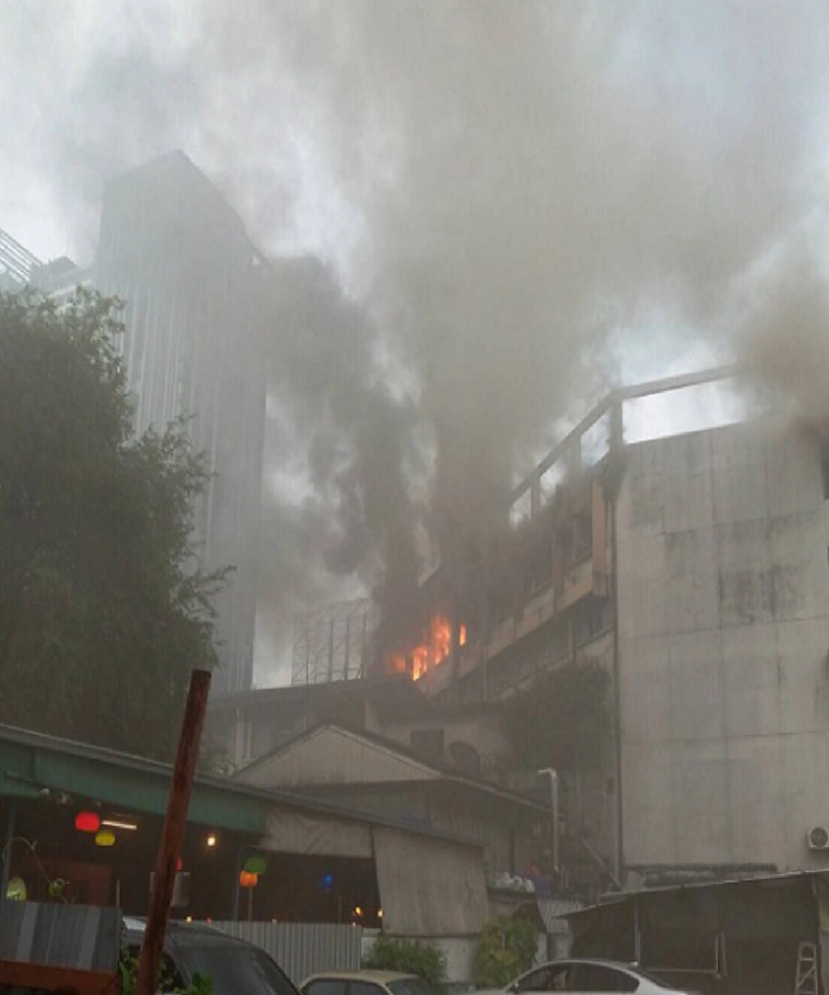 ด่วน!!  เกิดเหตุไฟไหม้โรงแรมมิตรภาพเทียร่า ย่านถ.ดินแดง จนท.เร่งดับเพลิง