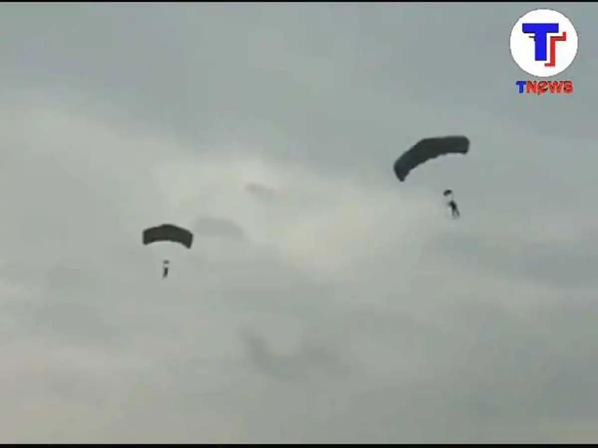 สุดระทึก!! ทหารพลร่ม กระโดดร่มลงผิดจุด เดชะบุญตกใส่รถจยย.(มีคลิป)
