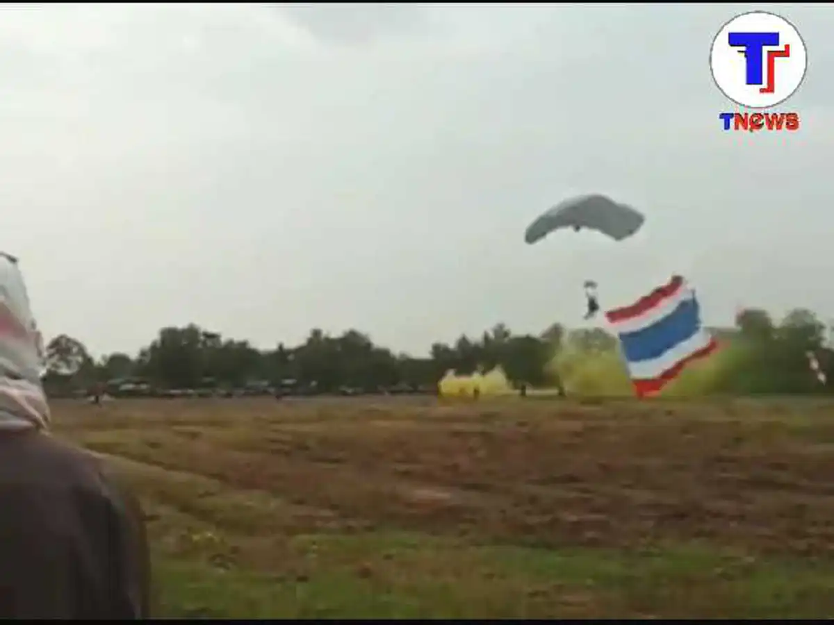สุดระทึก!! ทหารพลร่ม กระโดดร่มลงผิดจุด เดชะบุญตกใส่รถจยย.(มีคลิป)