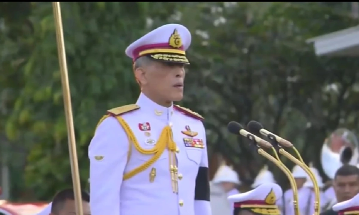 ภาพสุดยิ่งใหญ่!!! นายทหารมหาดเล็กรักษาพระองค์ฯ 897 นาย สวนสนามเนื่องในวันราชวัลลภครบรอบ 148 ปี หน้าพระที่นั่ง "รัชกาลที่ 10"  (มีภาพ)