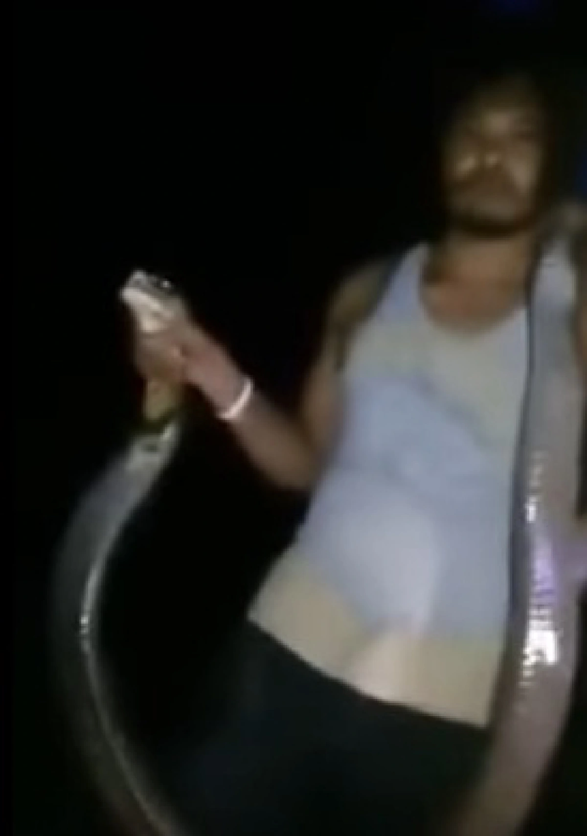 มัน..ใหญ่..มากส์ !!! หนุ่มนครศรีฯ โชว์จับงูจงอางยักษ์ ด้วยมือเปล่า ตัดสินใจปล่อยคืนสู่ป่า เพราะเชื่อเป็นงูเทวดา !?!  ( คลิป)