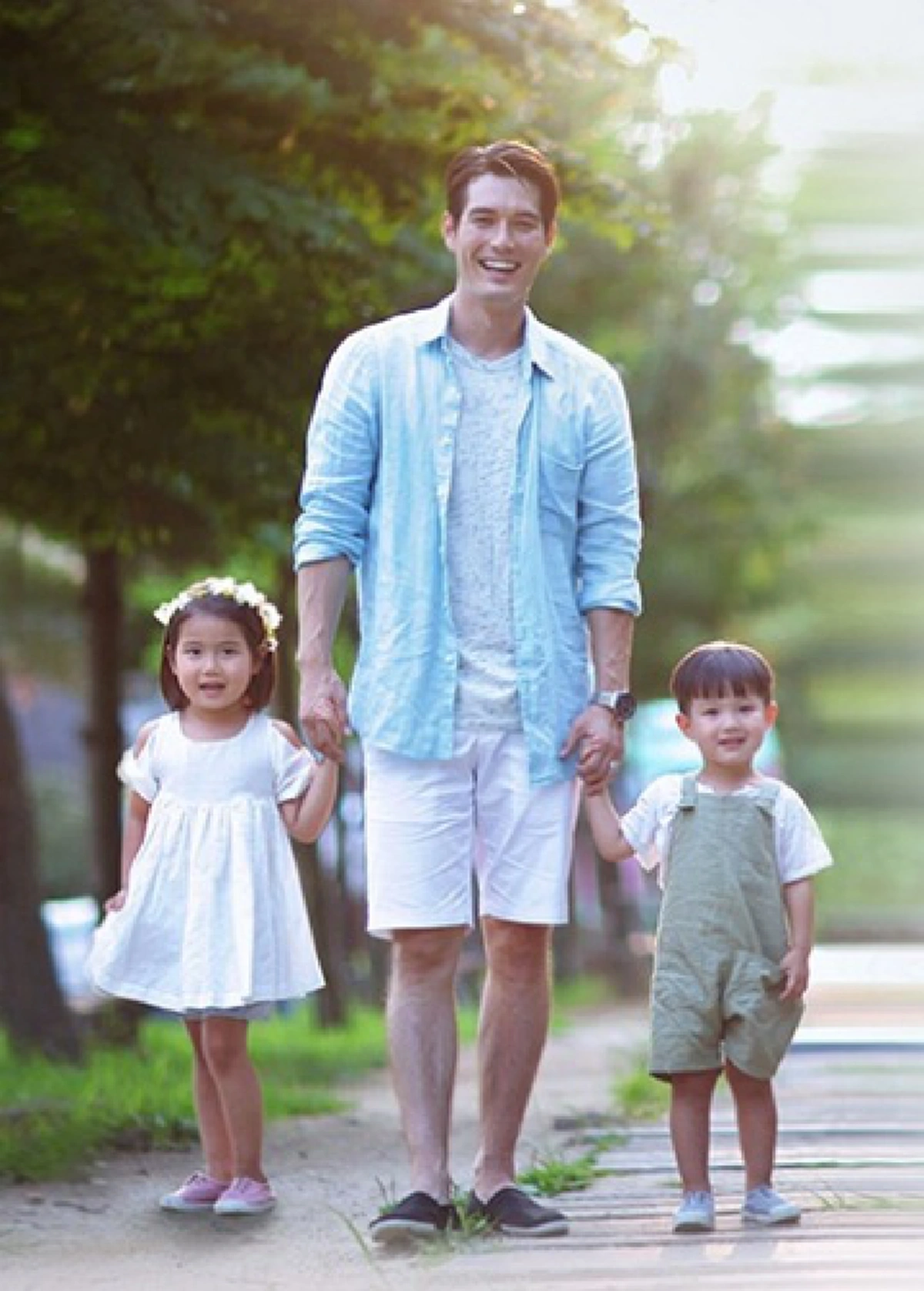 น่าชื่นชม! "ริกกี้ คิม"ดาราชื่อดังแดนกิมจิพาลูกๆเที่ยวไทย พร้อมเคารพพระบรมฉายาลักษณ์ สอนให้เด็กเข้าใจ..ทำไมคนไทยเสียใจเมื่อในหลวงร.9สวรรคต..