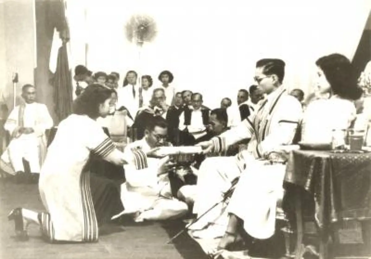 ยิ้มทั้งน้ำตา.. "ติดข้างนี้ เพราะเป็นเข็มที่แฟนให้" พระอารมณ์ขันของ "ในหลวง ร.9" ครั้งเสด็จฯพระราชทานปริญญาบัตร จุฬาฯ!!