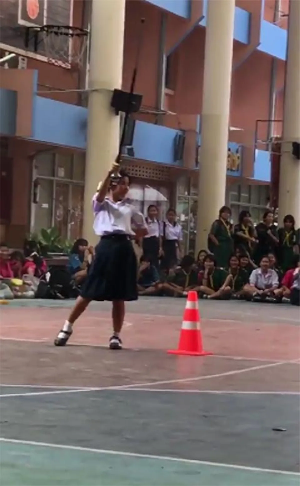 จะยอมเห็นคนเดียวไม่ได้!!! " ดรัมเมเยอร์สายฮา" ที่บอกเลยว่า "สวยไม่มาก แต่ท่ายากมีเยอะ" งานนี้ทำเอาเรียกเสียงกรี๊ดกินขาดมาก