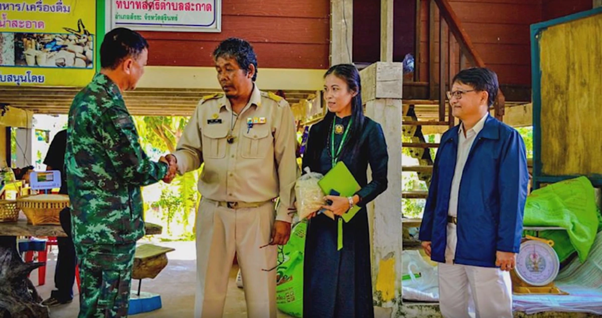 ทหารมาแล้ว!! ปลื้มใจที่สุดทหารออกช่วยซื้อข้าวถุงชาวนา ผู้ว่าฯสุรินทร์ เรียกประชุมด่วนช่วยเหลือระยะยาว!!