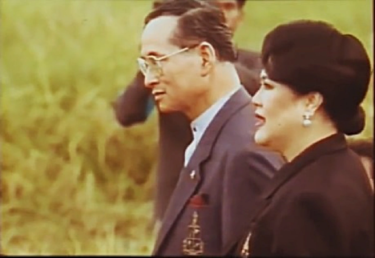 เทวดาเดินดิน ของชาวนา!! ย้อนชมคลิป "ในหลวง ร.9" ทรงเกี่ยวข้าว อย่างคล่องแคล่ว ดูไปน้ำตาไหลไป จะมีราชาองค์ใดเสมอเหมือน!!(มีคลิป)